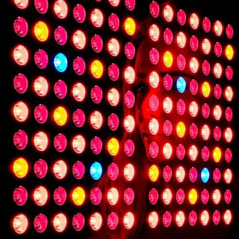 Primo piano LED sul pannello per terapia a luce rossa per supporto di pelle e muscoli