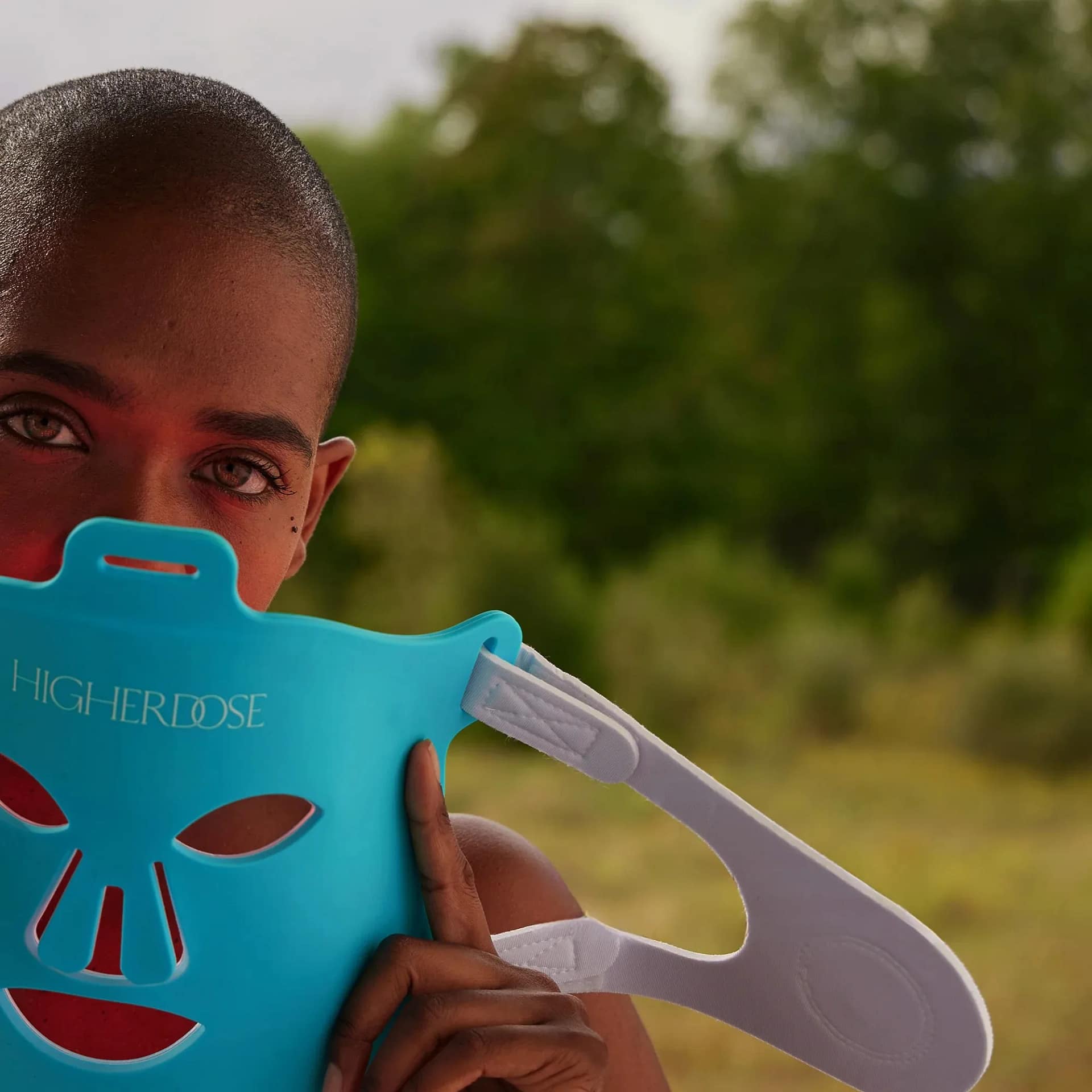 Foto lifestyle all'aperto con dispositivo wellness Maschera Viso HigherDose