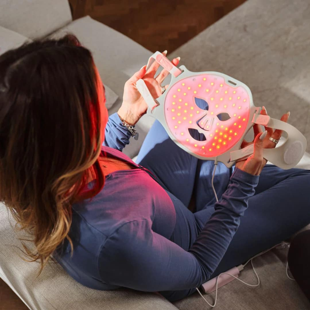Primo piano interno Maschera Viso Kala con luci rosse e vicino infrarosso illuminate