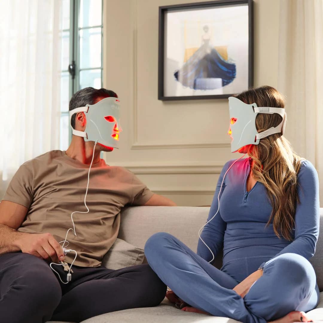 Coppia che usa dispositivo terapia LED Kala durante routine skincare rilassante a casa