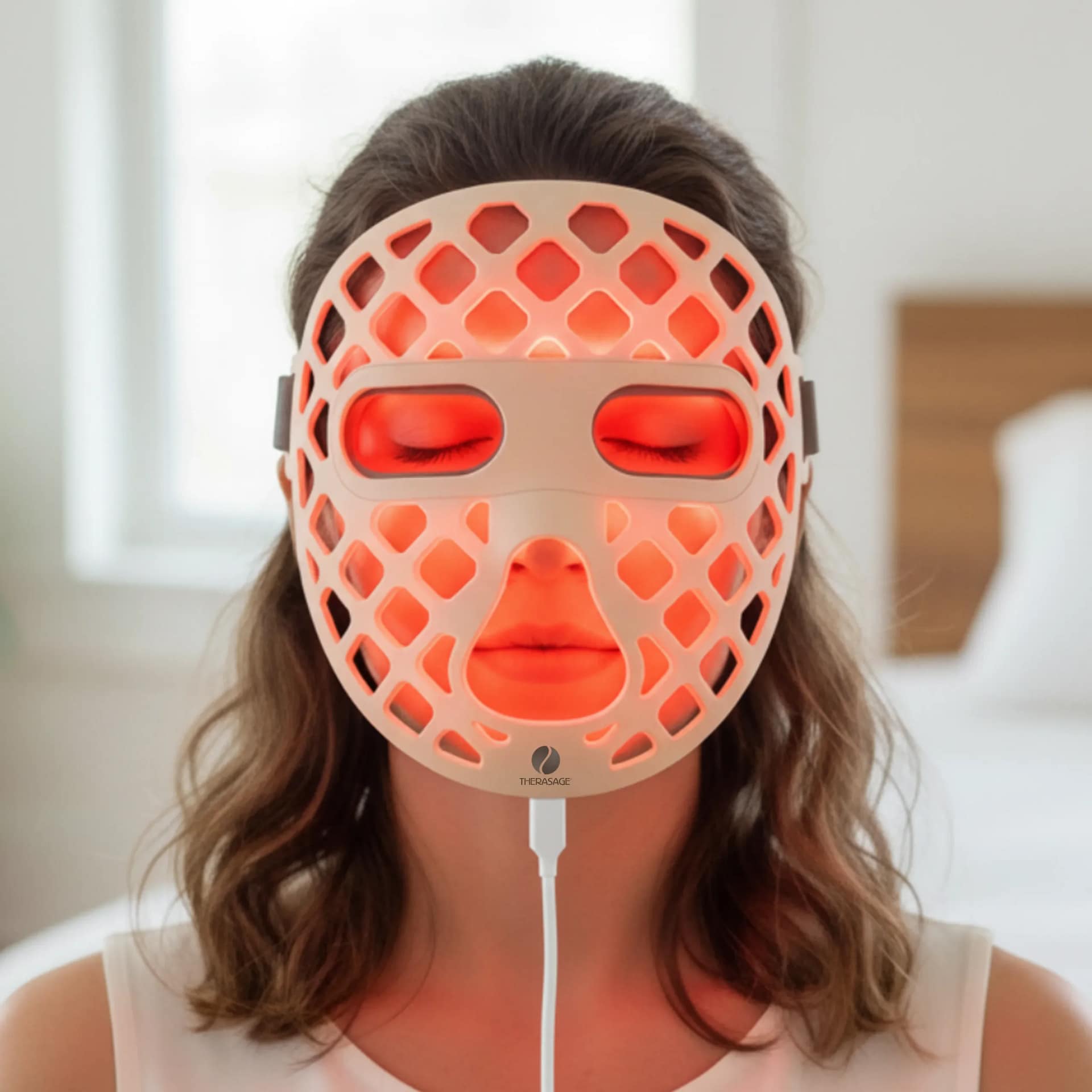Donna che usa Therasage TheraGlow Mask2Go+ con lunghezza d'onda LED rossa per trattamento riduzione rughe