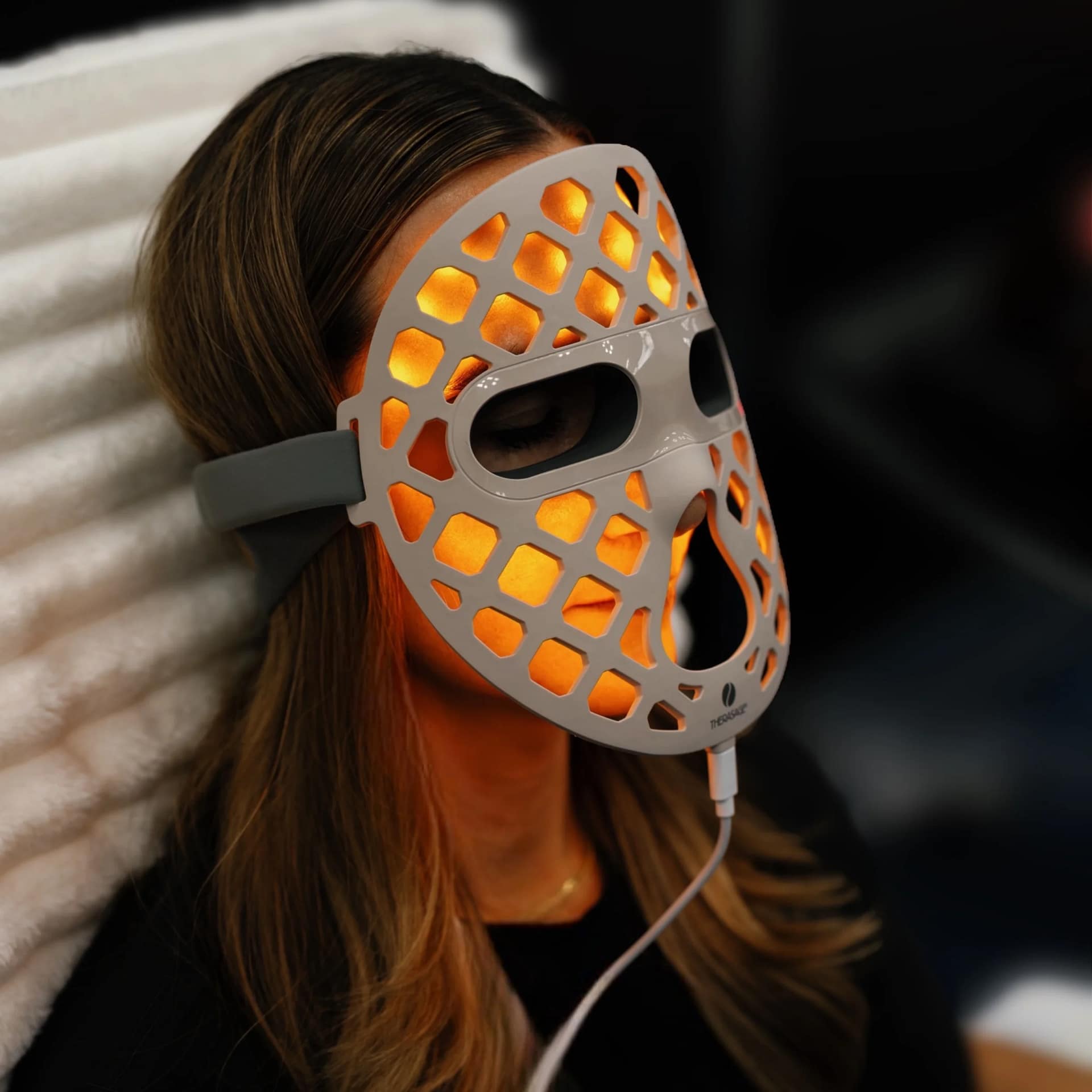 Sessione di terapia a luce gialla con Therasage Mask2Go Plus per schiarimento cutaneo e drenaggio linfatico
