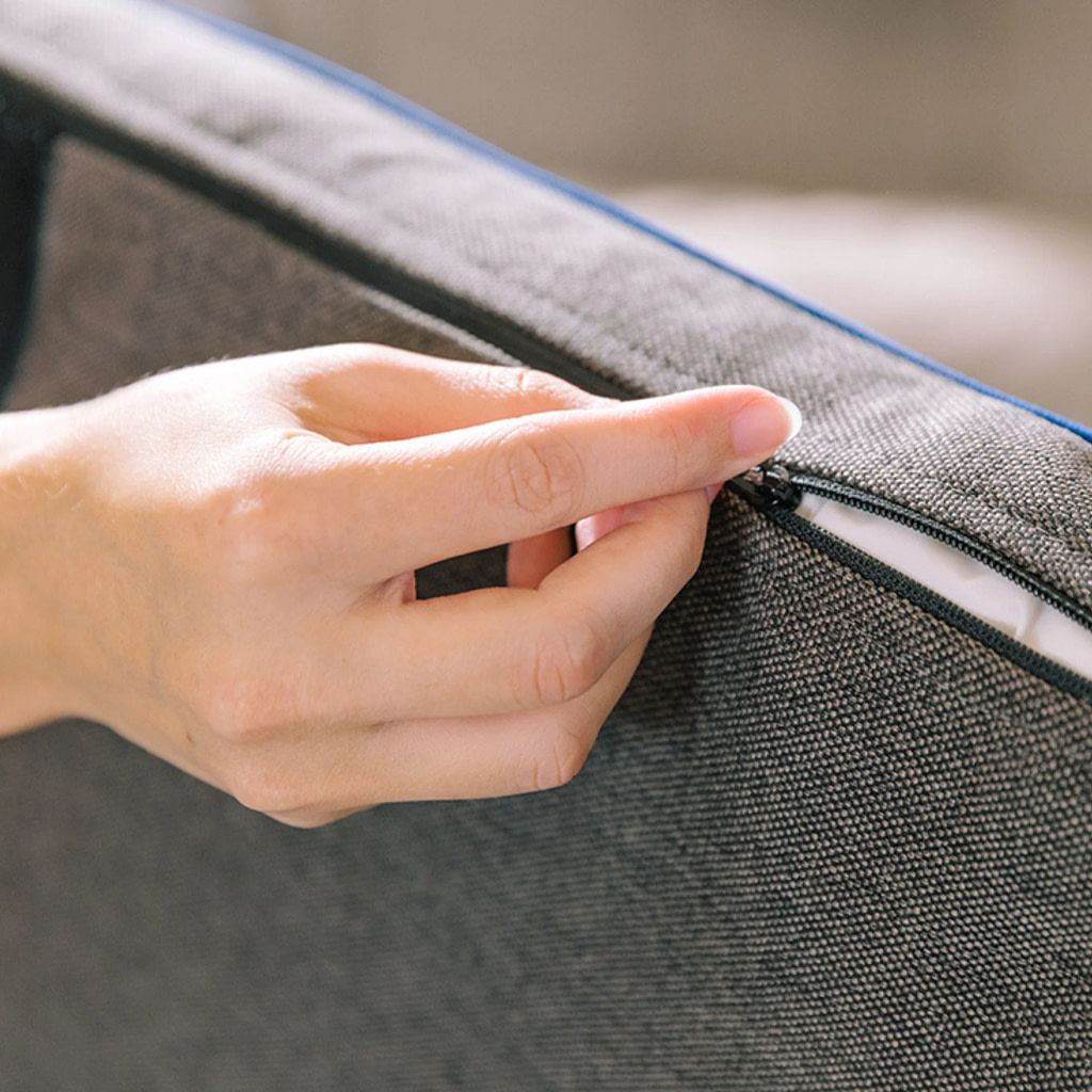 Side view of the RollnRest Pad zip that you use to change the cover