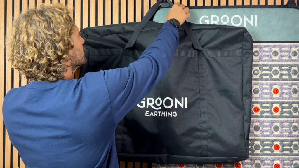 Marco con la borsa per il trasporto Grooni