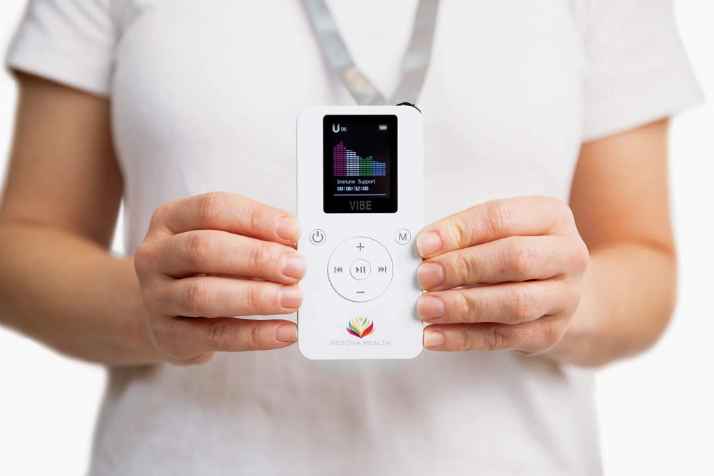 Person holding the Resona Vibe, a pocket-sized vibe PEMF device.