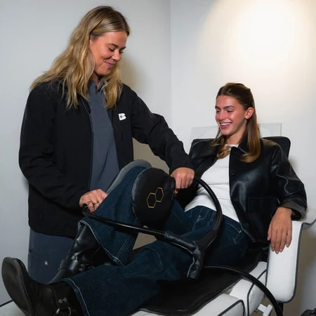 Celler8 MAX Review: practitioner placing a loop applicator on a client's knee