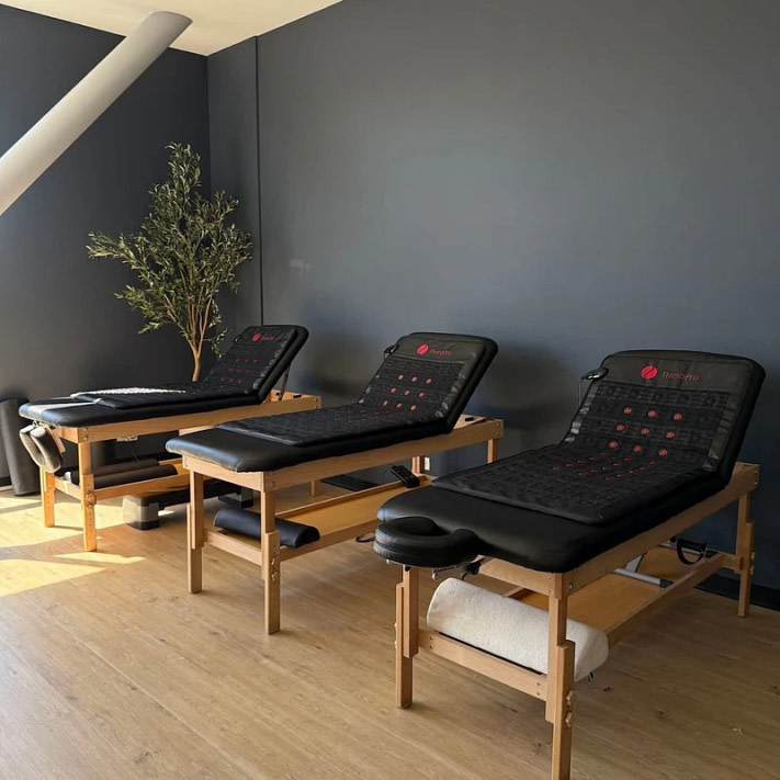 Materassini Therasage TheraPro per magnetoterapia pulsata su lettini da massaggio: allestimento da spa per terapia a infrarossi, CEMP e luce rossa