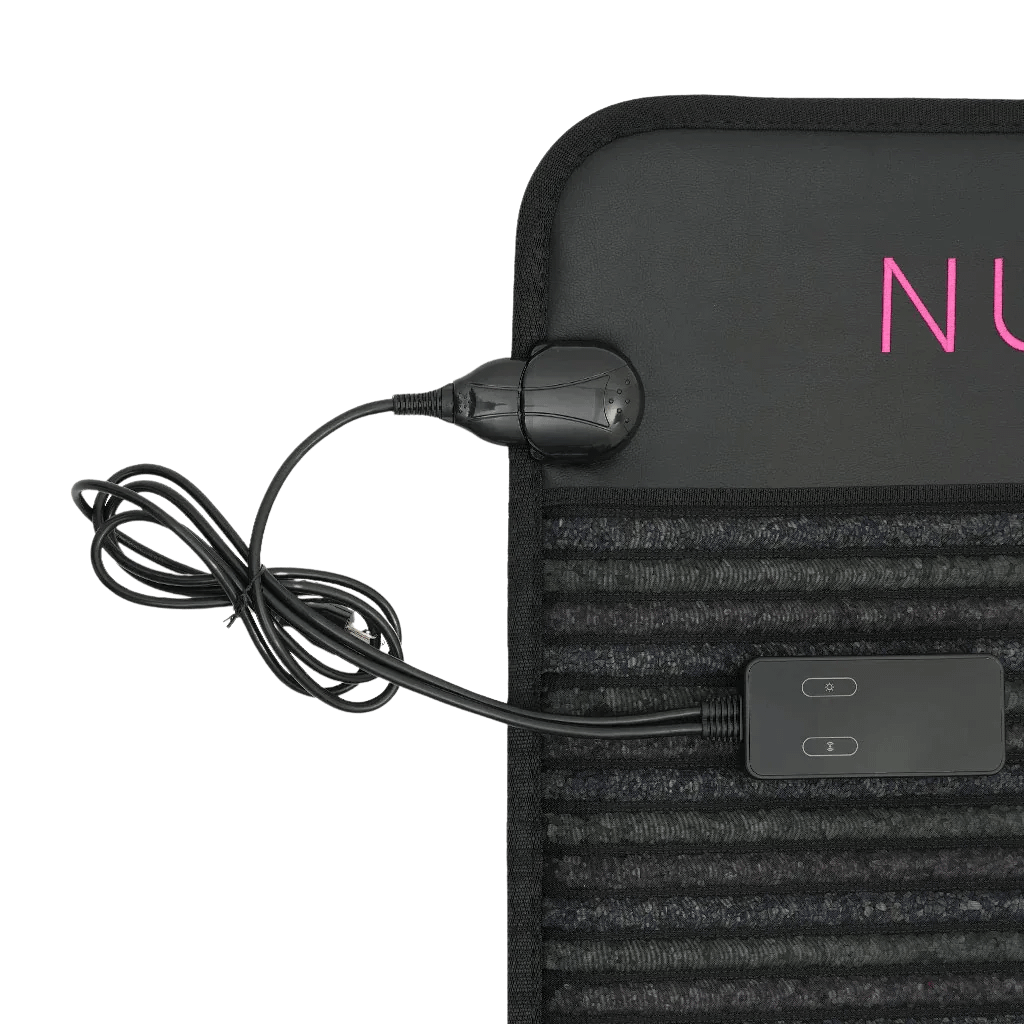 Dettaglio connessione plug-in del materassino PEMF infrarossi progettato per benessere domestico