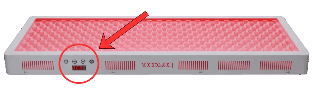 Primo piano del controller digitale montato lateralmente del pannello BestQool con timer e impostazioni lunghezza d'onda