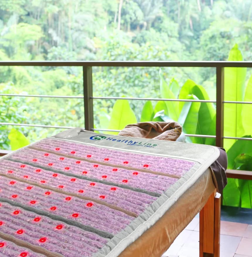 Sezione superiore del materassino PEMF Platinum di HealthyLine su lettino da massaggio